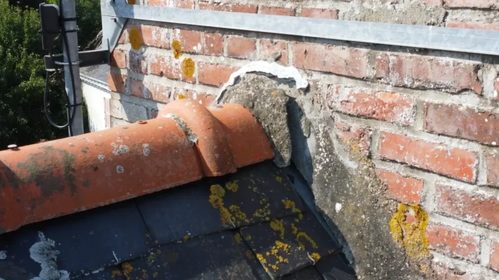 Inspection de toiture par drone en Ille-et-Vilaine, vue aérienne d’une couverture en ardoise